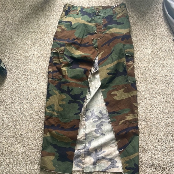 ✨Camo Split Skirt✨ - Picture 3 of 3